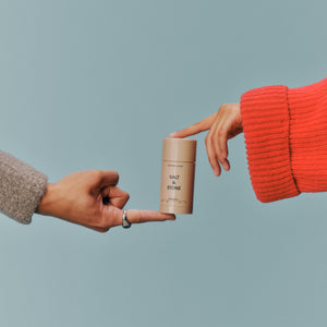 Salt & Stone Dezodor - Saffron & Cedar 75gr